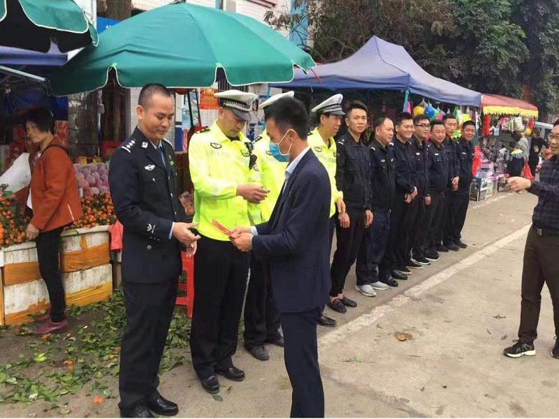 慰問堅守崗位的派出所及交警中隊干警.jpg