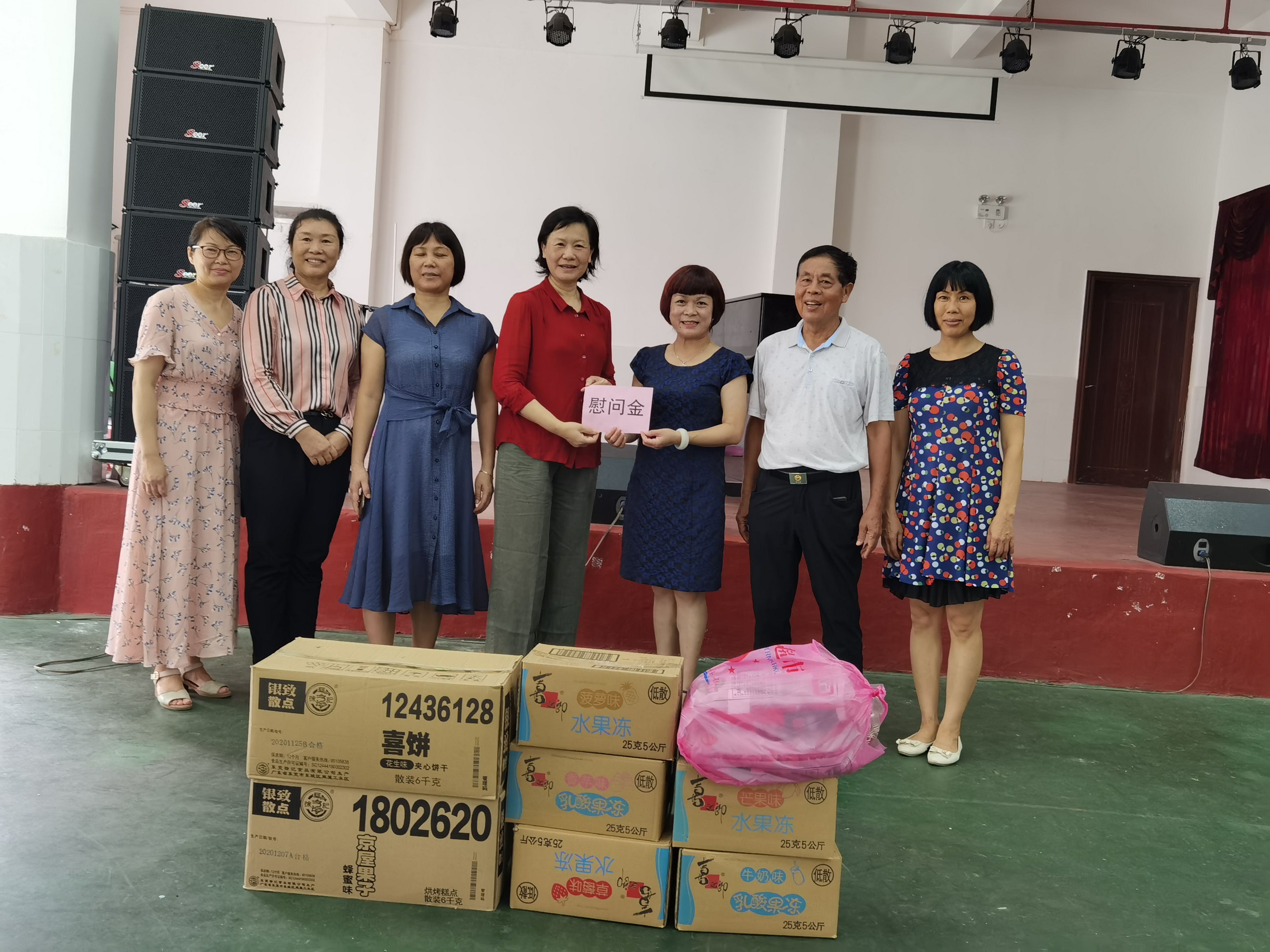縣婦聯為一幼送上慰問金和慰問品.jpg