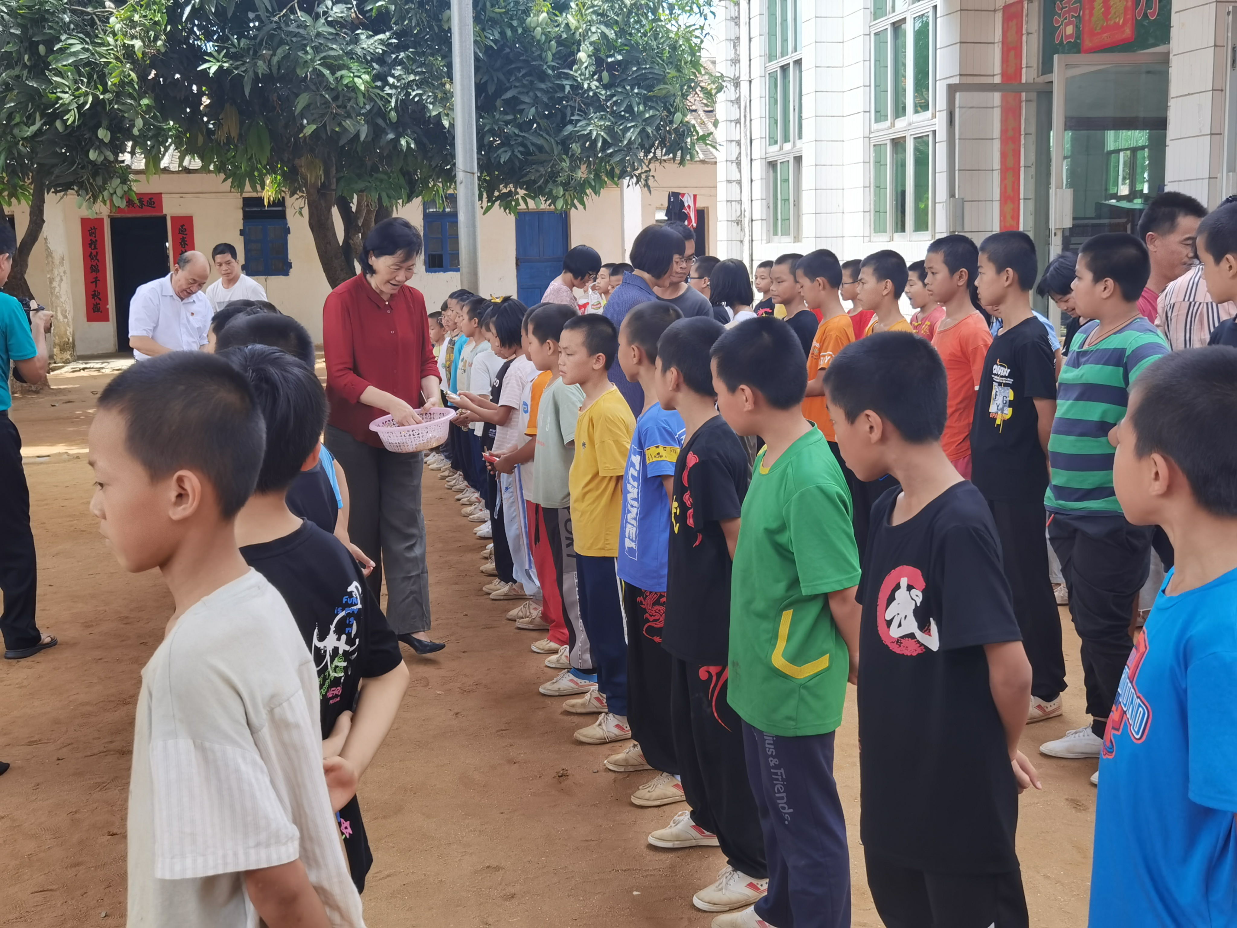 在文化藝術學校給孩子們發慰問口.jpg