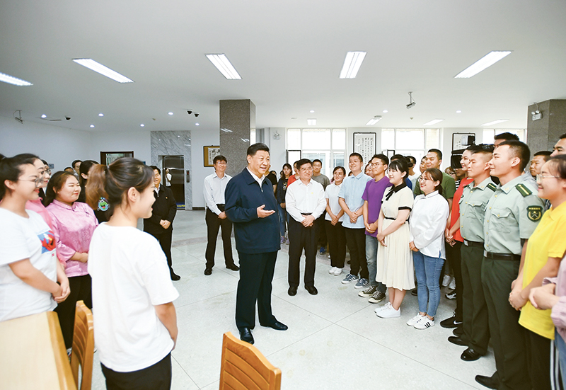 2019年7月15日至16日，中共中央總書記、國家主席、中央軍委主席習(xí)近平在內(nèi)蒙古考察并指導(dǎo)開展“不忘初心、牢記使命”主題教育。這是16日上午，習(xí)近平在內(nèi)蒙古大學(xué)圖書館同學(xué)生們親切交談，勉勵(lì)他們志存高遠(yuǎn)、腳踏實(shí)地、發(fā)奮圖強(qiáng)。 新華社記者 謝環(huán)馳/攝