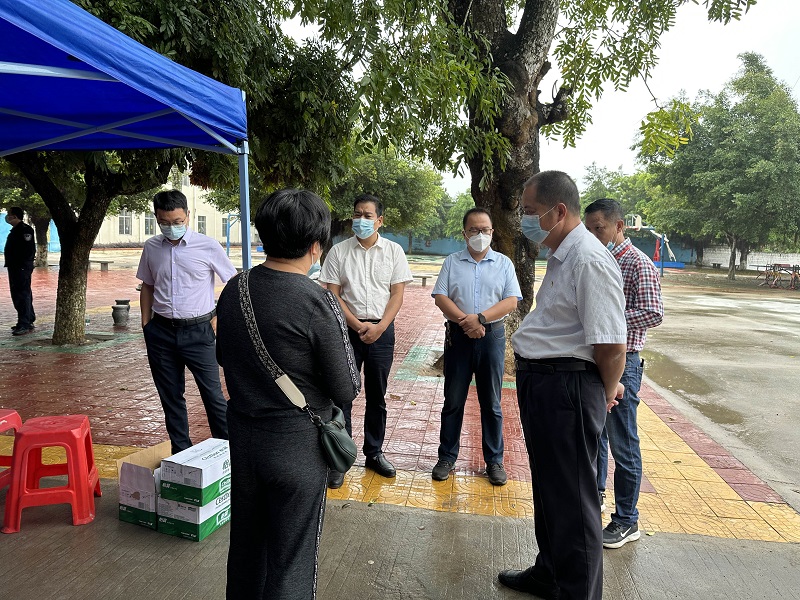 3樂民鎮(zhèn)黨委書記譚彤煜，黨委副書記、鎮(zhèn)長陳秋強(qiáng)到核酸檢測現(xiàn)場指導(dǎo)工作.jpg