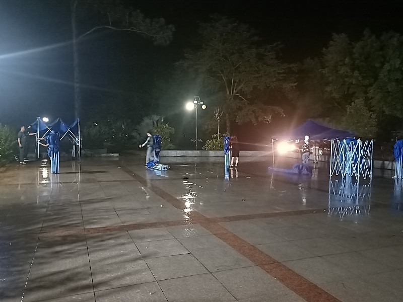 4連夜搭建核酸采樣點(diǎn)雨棚.jpg