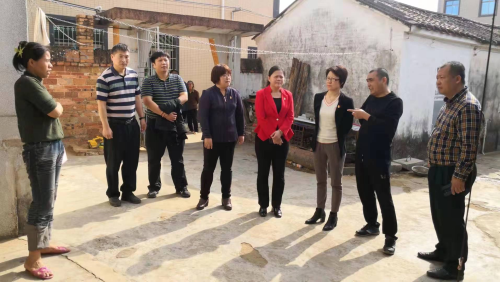 走訪慰問(wèn)貧困戶.jpg