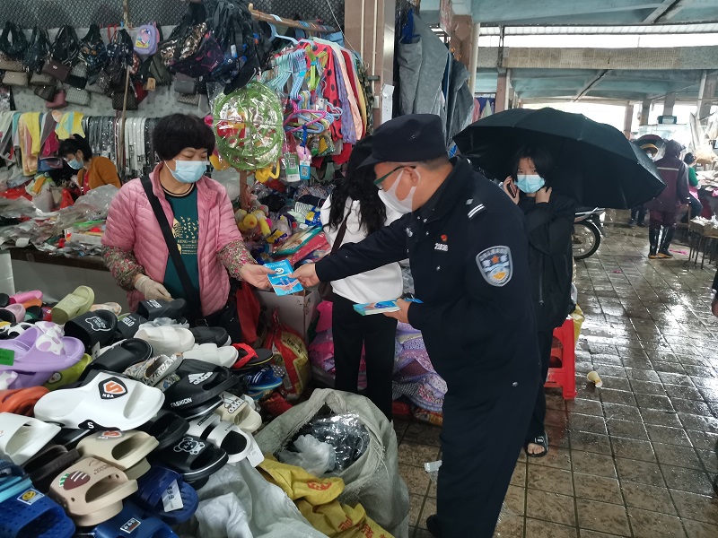 5 民警為群眾派發禁毒宣傳手冊.jpg