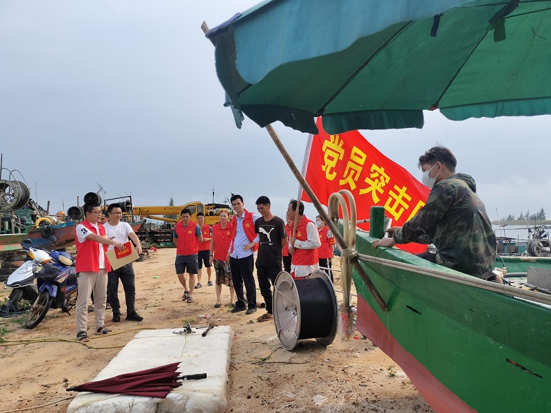 12 埠頭村臨時黨支部檢查漁船安置情況，勸導養殖戶離開危險地帶.jpg