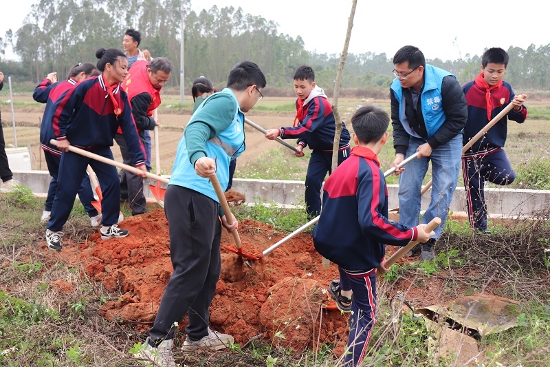 圖5：調神小學學生在調神村植樹點植樹.JPG