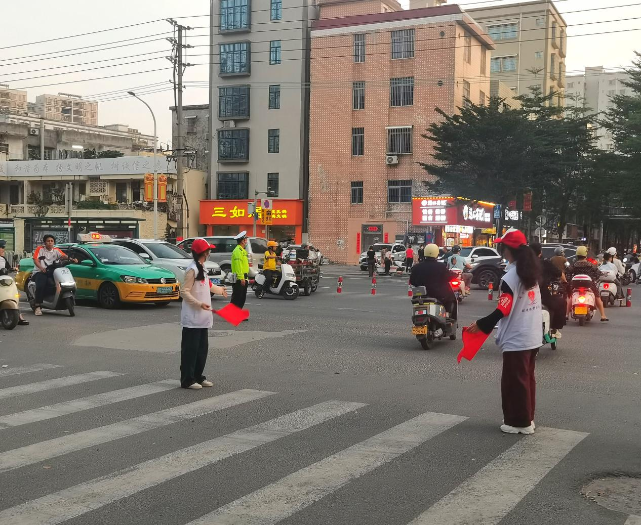 團縣委聯合組織遂溪縣志愿者協助交通疏導志愿服務