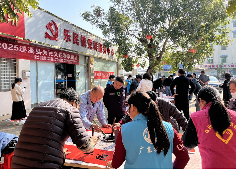 圖4：為民義送春聯活動現場人潮踴躍.png