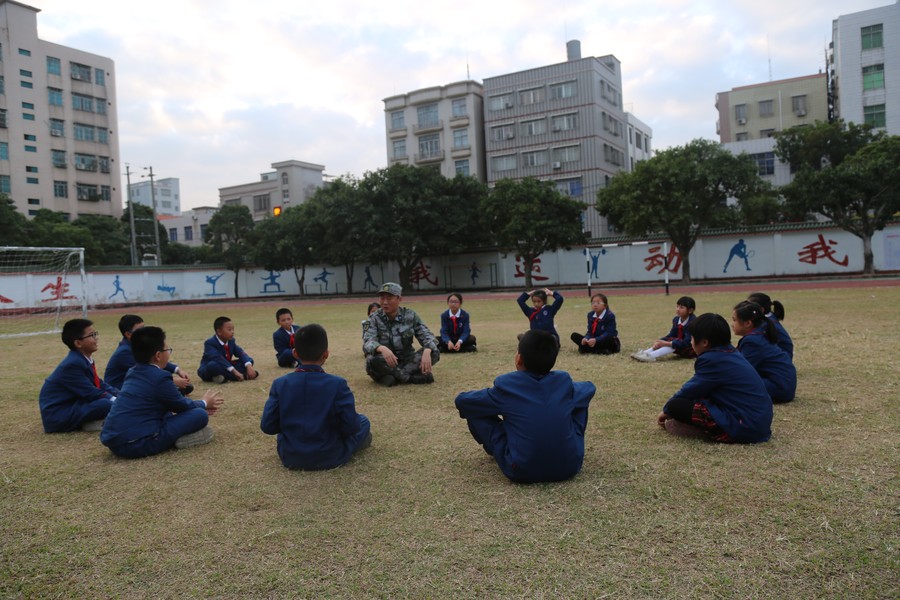 2019年12月17日到遂溪縣第四小學給同學們上國防教育課2.JPG