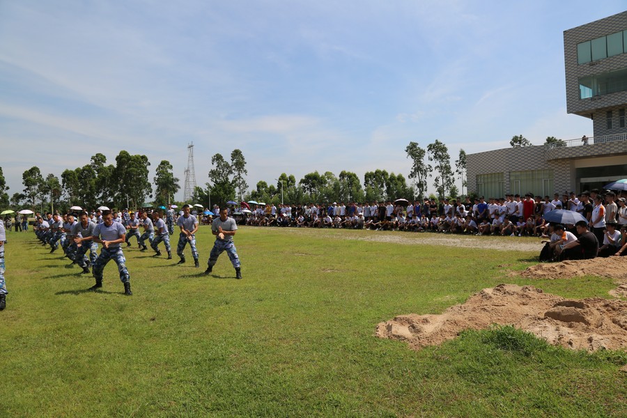 2019年高考結束后組織高考生參觀軍營.JPG